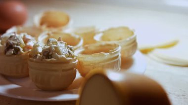 Turtaları Olivier salatasıyla dolduruyorum..