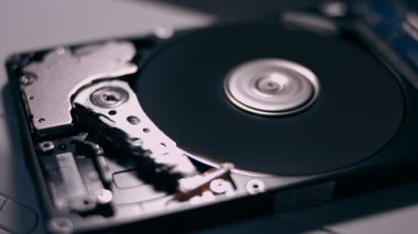 Açılmış bir HDD üzerinde manyetik disk döndürülüyor.