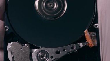 Çalışan bir HDD üzerinde çalışan bir mıknatıs başlığı ile hareket eden mekanik kolu kapat.