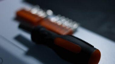 Bir tornavida ve çeşitli boyutlarda bitler..