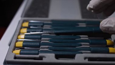 Setten bir tornavida al ve kapat..