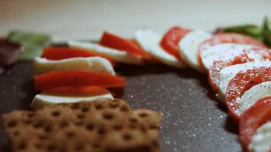 Fesleğenli Caprese salatası.