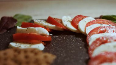 Zeytin yağı ve Caprese salatası..