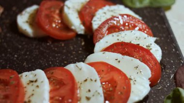 Şekerleme şeklinde düzenlenmiş Caprese salatası, yavaş çekim..
