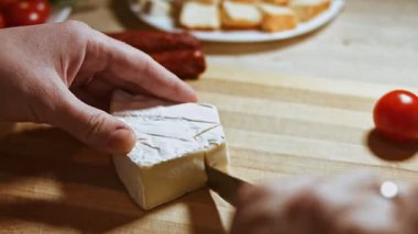 Brie peynirine bir yıldız şekli vermek.