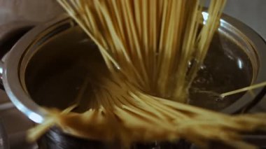 Spagettiyi kaynayan suya koymak, zaman aşımı.