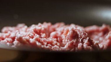 Kızartma tavasında kıyma yapmak..