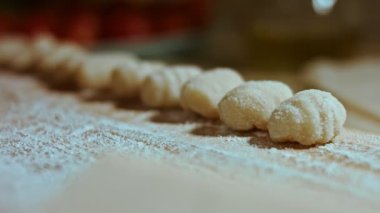Tahtaya ev yapımı gnocchi yerleştiriyorum..