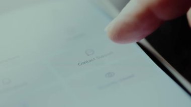 Akıllı telefon ekranındaki Kişi Desteği simgesi.