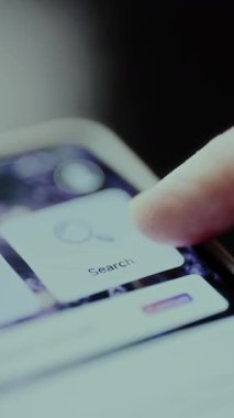 Cep telefonu ekranında arama seçeneği.