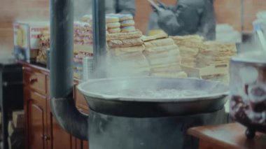 Markette sıcak şarap, çörek ve turta satılıyor..