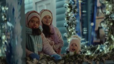 Noel Baba 'nın evinin yanında üç kız eğleniyor..