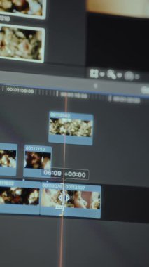 Video düzenleme uygulamasındaki zaman çizgisinde klipleri bağlamak.