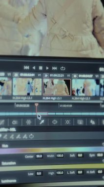 Bir zaman çizgisinde küçük resimler olarak gösterilen video segmentlerine tıklamak.