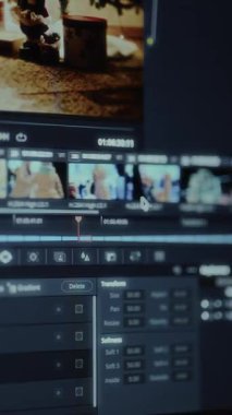Bir video düzenleme yazılımı arayüzü içindeki çeşitli klipler ile zaman çizgisini görüntülemek.