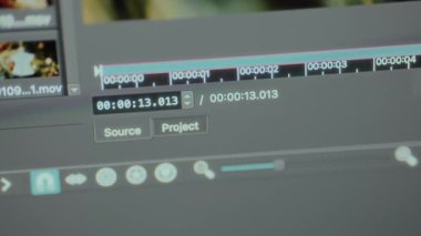 Video düzenleme yazılımlı bir çalma videosu ile zaman çizelgesi.