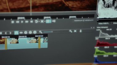 Düzenlenmiş ve düzenlenmiş video kliplerinin zaman çizelgesi ve video düzenleme yazılımı içinde bir Video Histogramı.