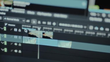 Video düzenleme yazılımının zaman çizelgesi arayüzü.