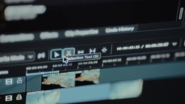 Video düzenleme oturumu içindeki araçlar seçiliyor.