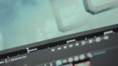 Video düzenleme yazılımı içinde ortam kontrollü bir çalma videosunun zaman çizelgesi.