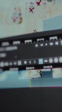 Video düzenleme yazılımı içinde düzenleme yapmak için klipler düzenleniyor.