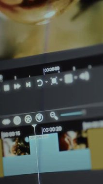 Video klipleri ve bir playhead ile zaman çizelgesi.
