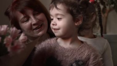 Torunlarımdan büyükanneme sunulan bir buket çiçek..