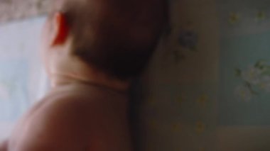 Anne, küçük çocuğuna masaj yapıyor. Yakın çekim..