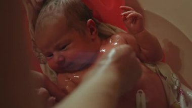 Anne onu yıkarken yenidoğan çok sakin..