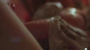 Anne yeni doğmuş bebeğine banyo yaptırıyor, bebek ayağına yakın..