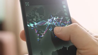 Akıllı telefona gerçek zamanlı siber saldırılarla dünya haritasına bakıyorum..