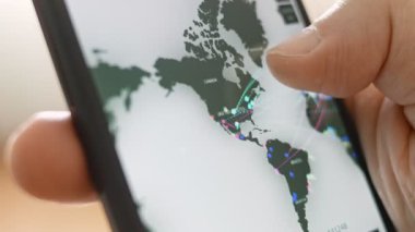 Siber tehditlerin gerçek zamanlı dünya haritasıyla etkileşime geç.