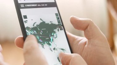 Ekrandaki siber tehditlerin canlı haritasını genişletiyorum.