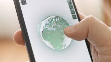 Dijital dünya haritasında Avrupa üzerindeki canlı siber saldırıları görmek.