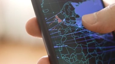 Sanal saldırılar, dünya haritasındaki birçok ülkeyi vuran çizgilerle temsil ediliyor..