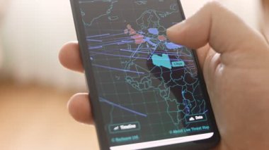 Parmak, siber saldırıların dünya haritasıyla etkileşimde..