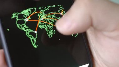 Akıllı telefon ekranındaki İnternet hack saldırı haritası güncelleniyor.