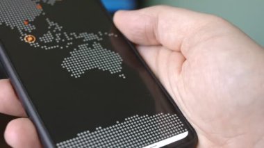 Bilgisayar korsanlığı tehditleri dijital dünya haritasındaki renkli noktalarla temsil ediliyor.