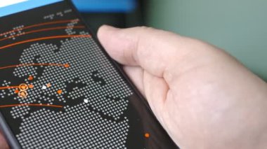 Avrupa çoklu siber saldırılarla vuruldu, haritayı akıllı telefon ekranından izleyerek.