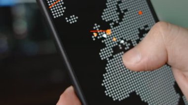 Kişi, akıllı telefondan Avrupa 'dan gelen siber saldırıları izliyor..