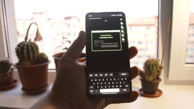 Şifreli parola, akıllı telefondan şifre çözme gösteriliyor.