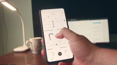 Akıllı telefonda tek kollu İşbirlikçi Robot görsel sunumu.