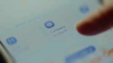 Bir cep telefonu uygulaması içinde ürün seçeneğini karşılaştır.