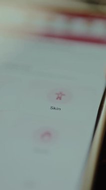 Cep telefonu uygulamasında cilt bakımı rutin tavsiyeleri içeren cilt kategorisi.