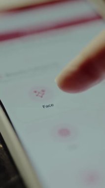 Cep telefonu uygulamasında yüz bakımı rutin tavsiyeleri olan yüz kategorisi.