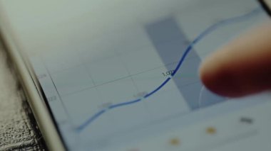 Akıllı telefon uygulamasında Barometrik basınç tahmin tablosu üzerinde çalışan kişi.