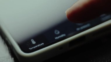 Parmaklar rutubet seviyesini kontrol etmek için Nem düğmesine basar.