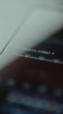 Cep telefonu ekranında milibar mBar 'da atmosfer basıncı okunuyor.