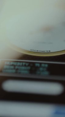 Akıllı telefon ekranındaki higrometre uygulaması ve nem seviyesinin elektronik okuması.