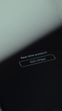 Gerçek zamanlı atmosfer basıncı okunuyor, akıllı telefon ekranında barometre görüntüleniyor.